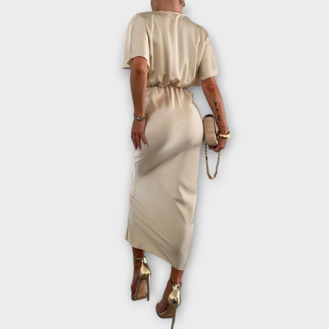 Sable - Robe maxi ajustée en satin uni à col en V avec nœud croisé