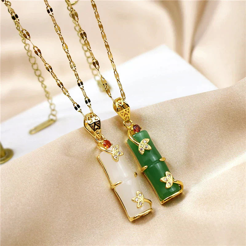 Collier amulette en jade