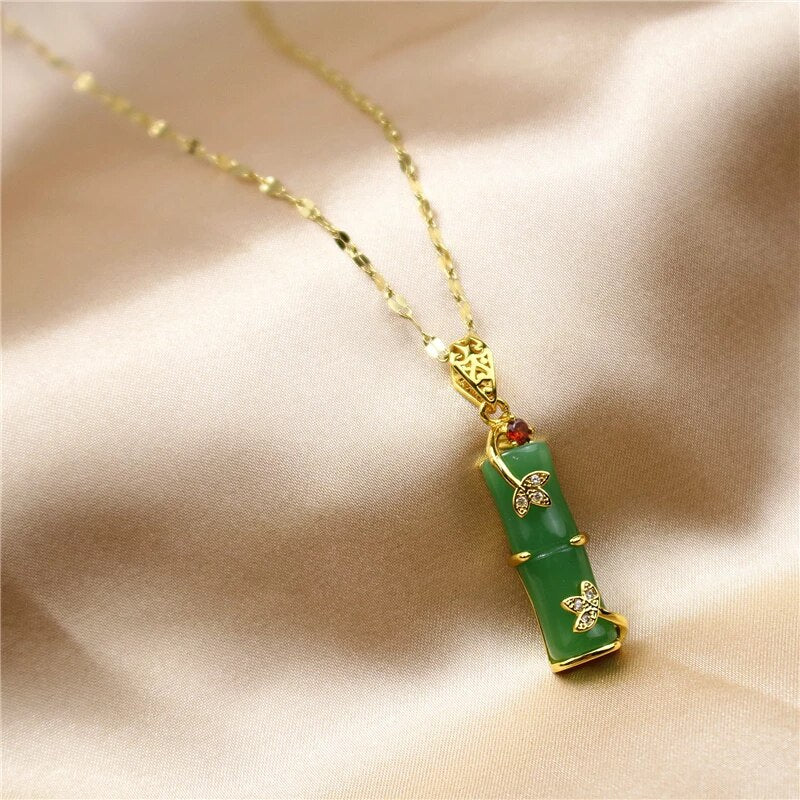 Collier amulette en jade