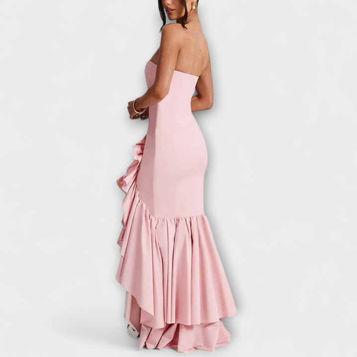 Zuri - Robe maxi ajustée à épaules dénudées avec ourlet asymétrique