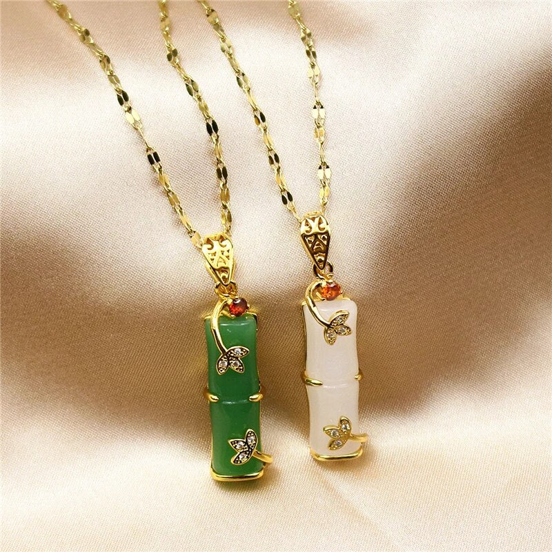 Collier amulette en jade
