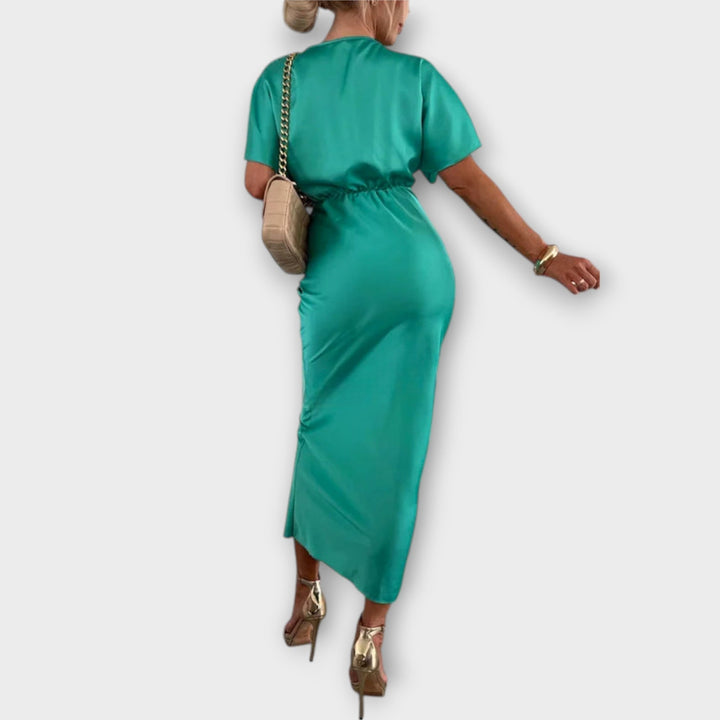 Sable - Robe maxi ajustée en satin uni à col en V avec nœud croisé