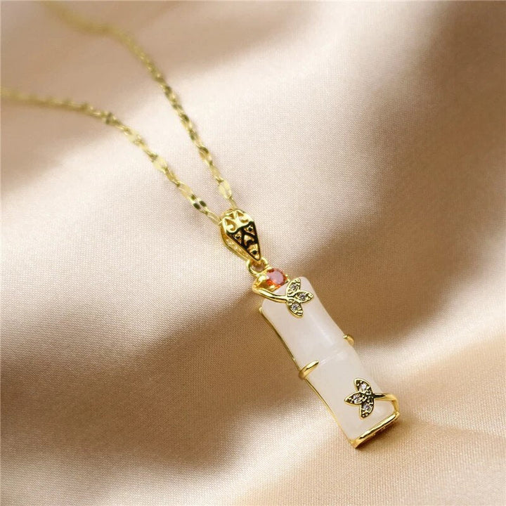 Collier amulette en jade