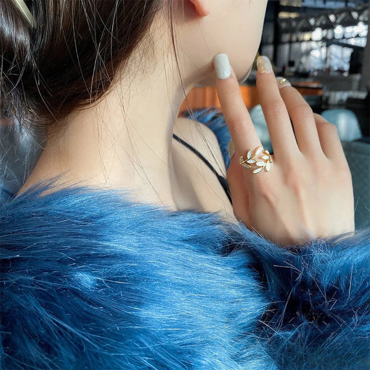 Bague ajustable en or avec feuille en opale blanche