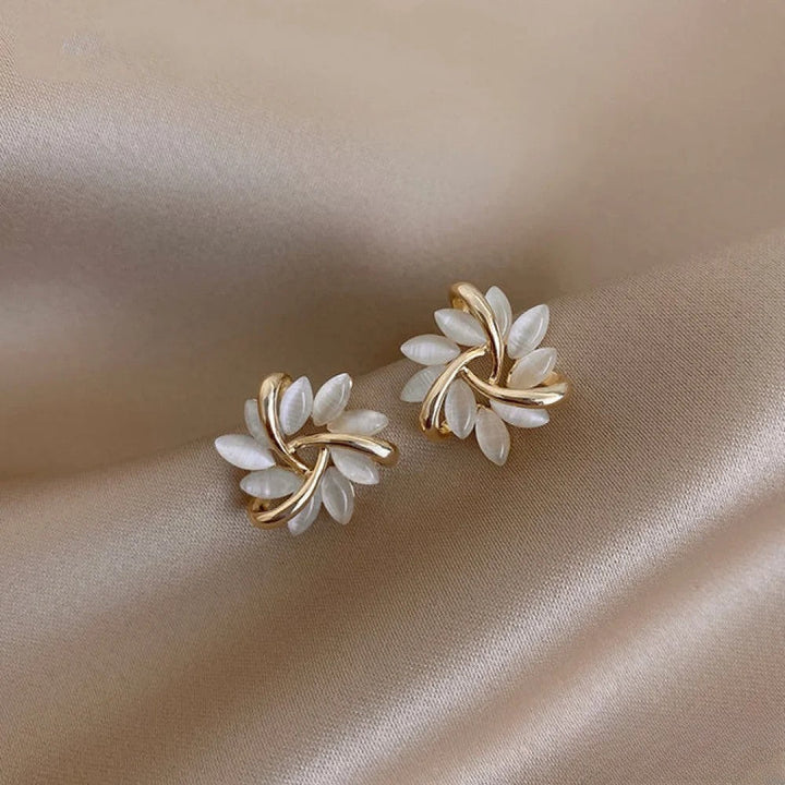 Boucles d'oreilles dorées élégantes avec motifs floraux opale exquis