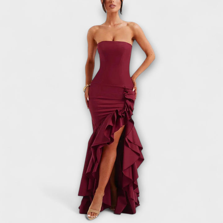 Zuri - Robe maxi ajustée à épaules dénudées avec ourlet asymétrique
