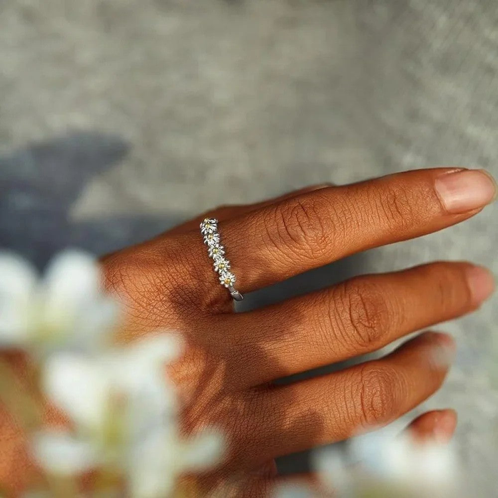 Bague en argent ajustable avec marguerite émaillée à la main