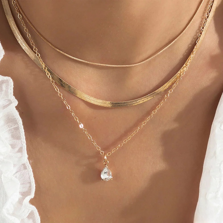 Collier à couches avec pendentif zirconia couleur or