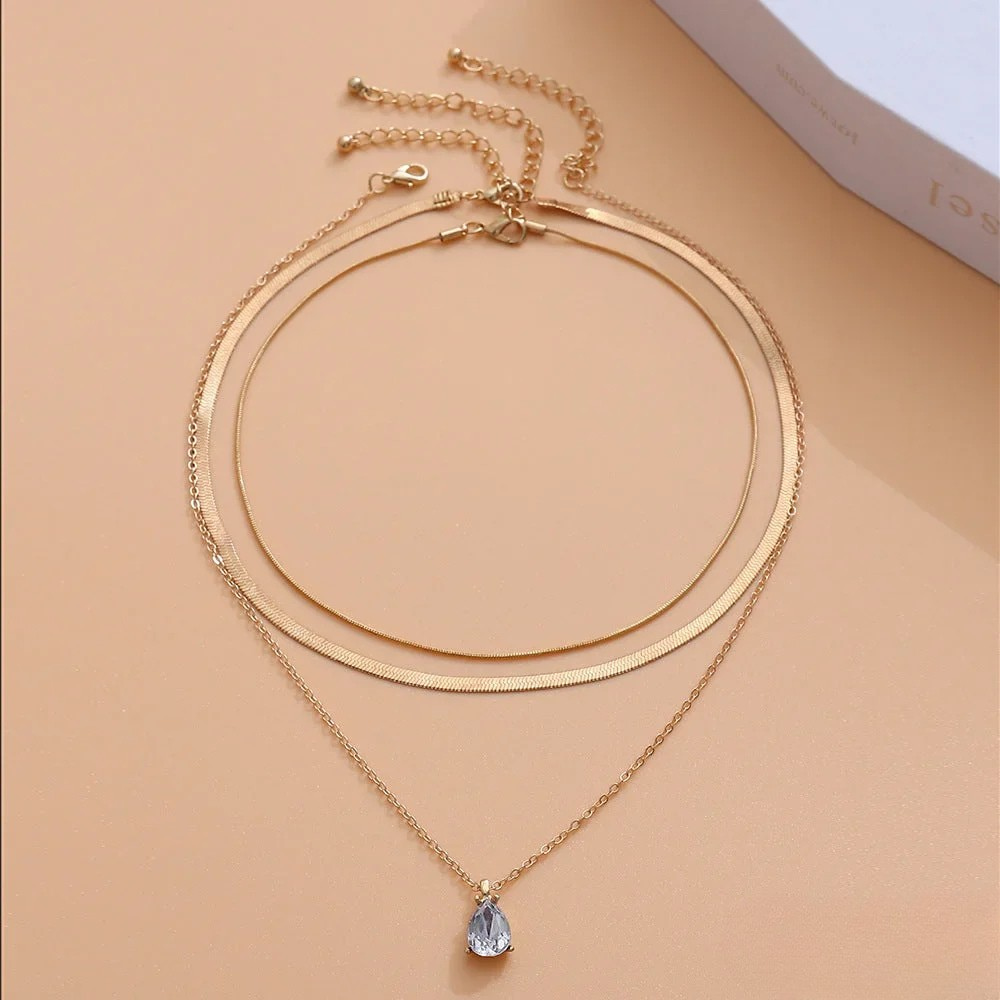 Collier à couches avec pendentif zirconia couleur or