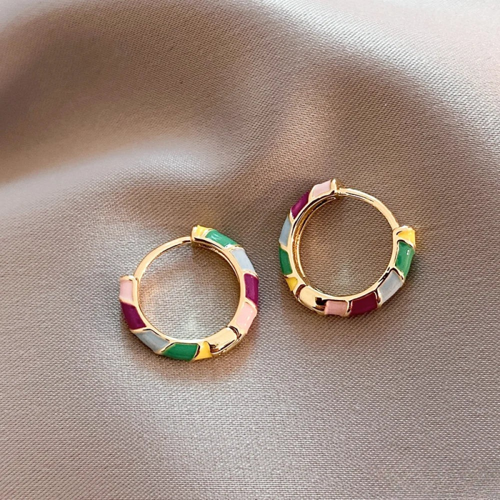 Boucles d’oreilles élégantes en or avec émail coloré