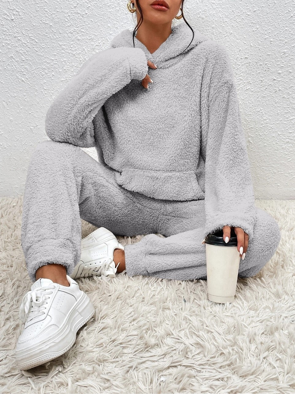 Maisie | Ensemble douillet pour femme composé d’un sweat à capuche en polaire et d’un pantalon de jogging à chevilles resserrées