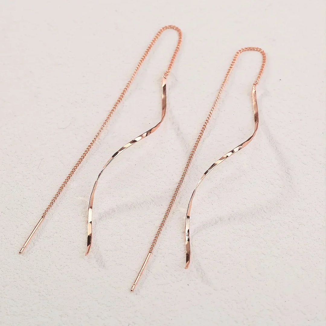 Boucles d’oreilles longues au design ondulé