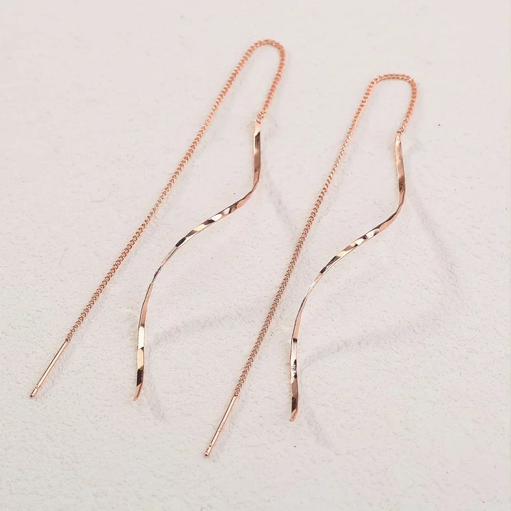 Boucles d’oreilles longues au design ondulé