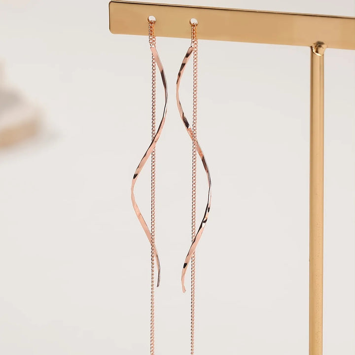 Boucles d’oreilles longues au design ondulé