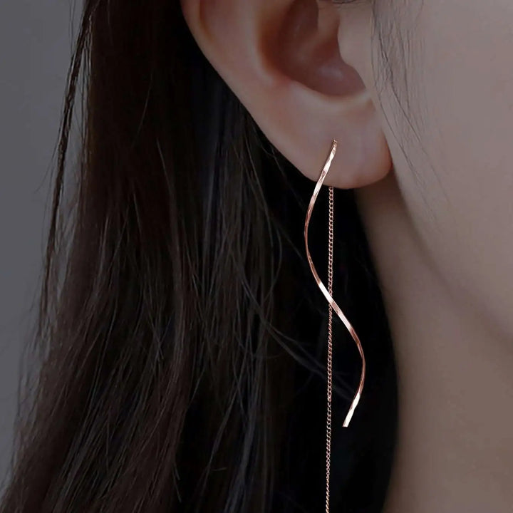 Boucles d’oreilles longues au design ondulé
