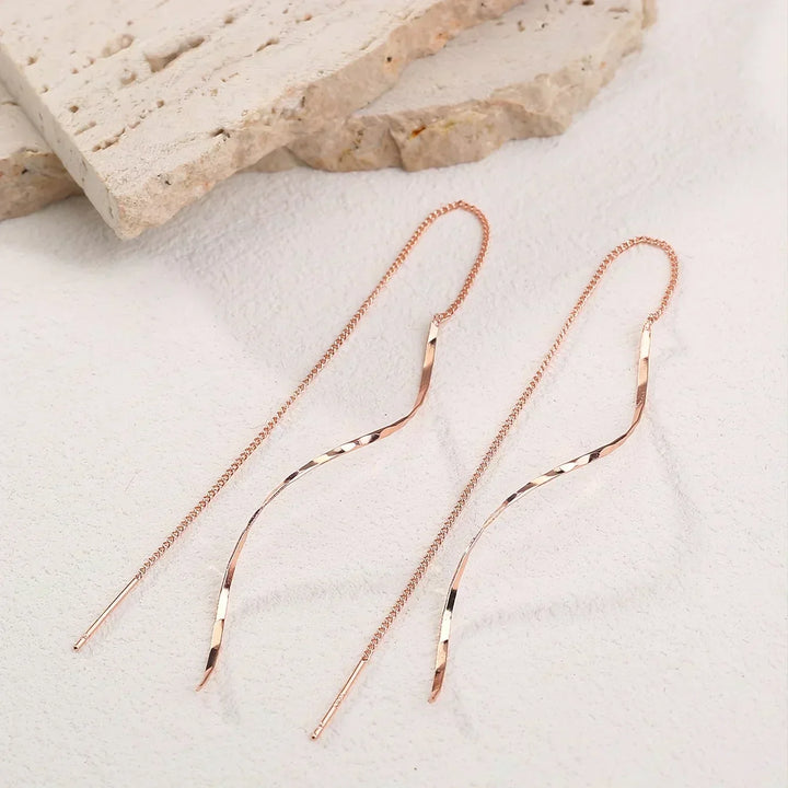 Boucles d’oreilles longues au design ondulé