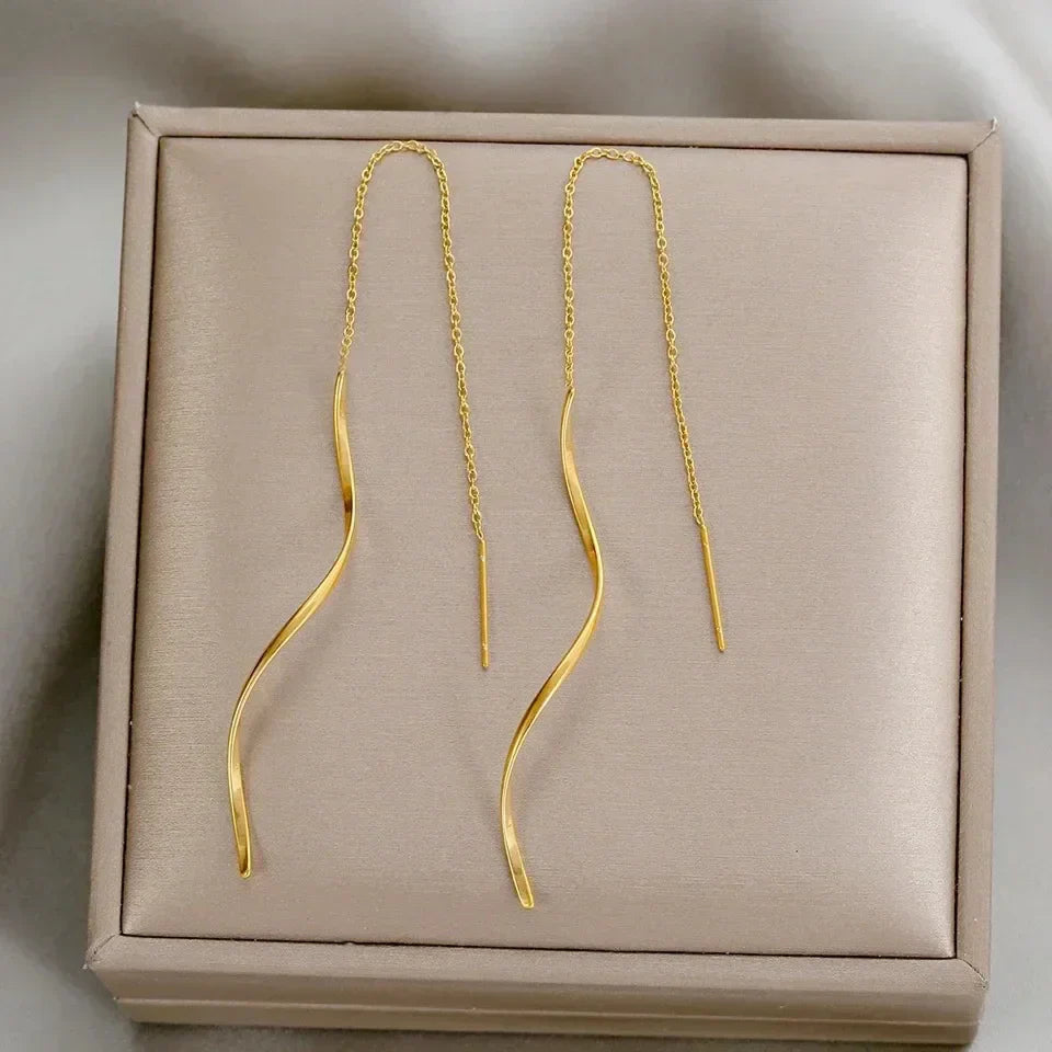 Boucles d’oreilles longues au design ondulé
