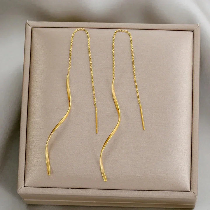 Boucles d’oreilles longues au design ondulé