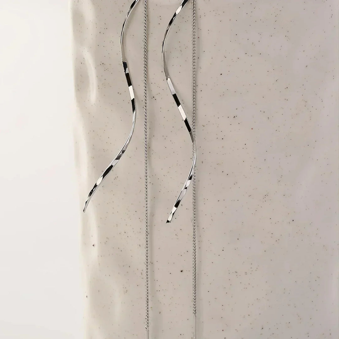 Boucles d’oreilles longues au design ondulé