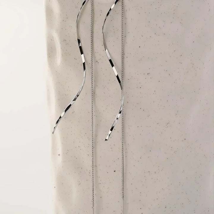 Boucles d’oreilles longues au design ondulé