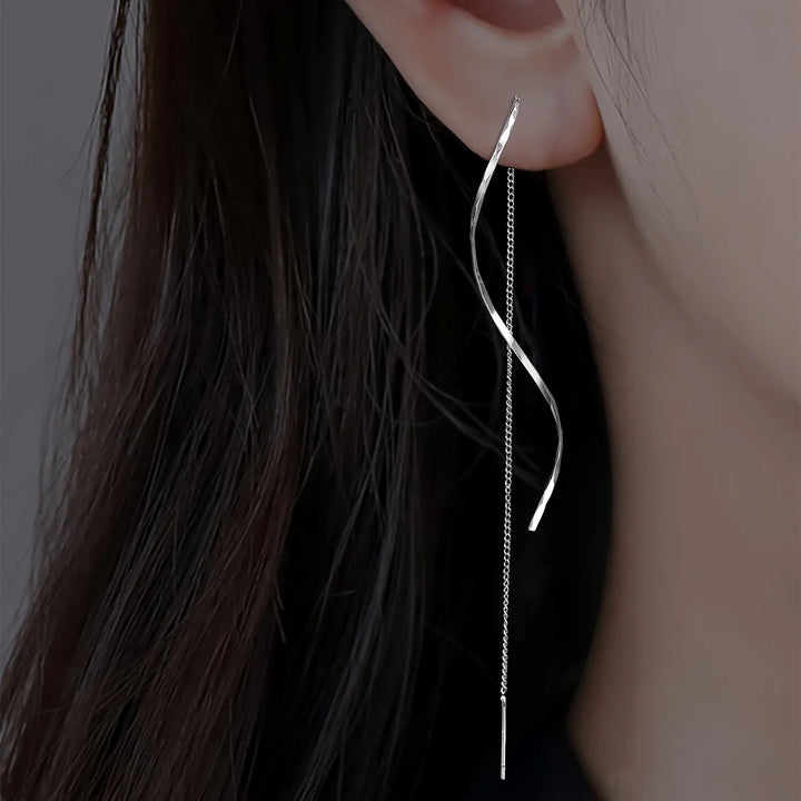 Boucles d’oreilles longues au design ondulé