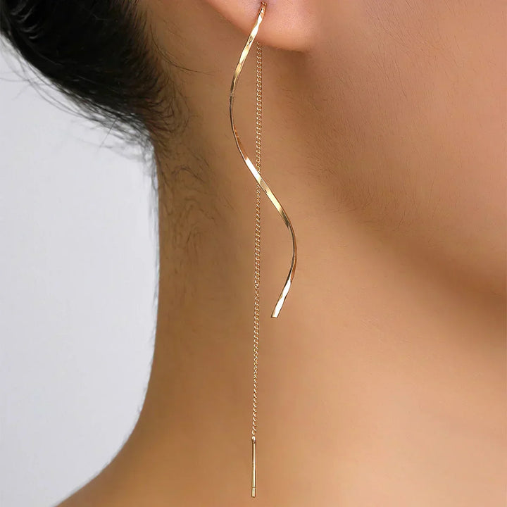 Boucles d’oreilles longues au design ondulé