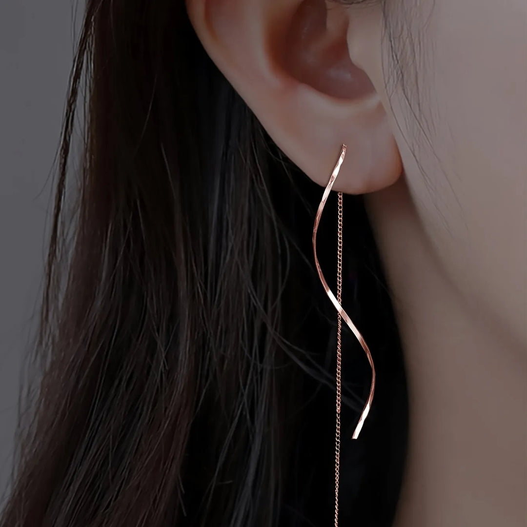 Boucles d’oreilles longues au design ondulé