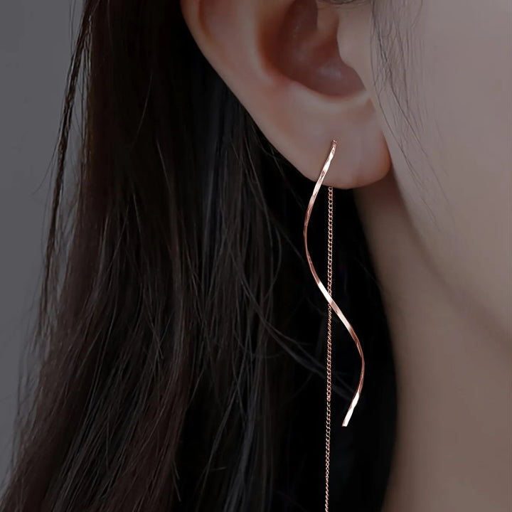 Boucles d’oreilles longues au design ondulé