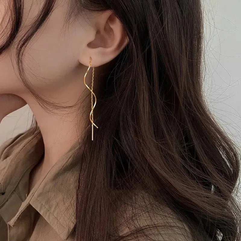 Boucles d’oreilles longues au design ondulé