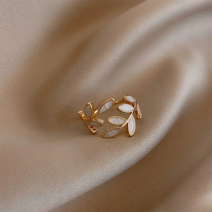 Bague ajustable en or avec feuille en opale blanche