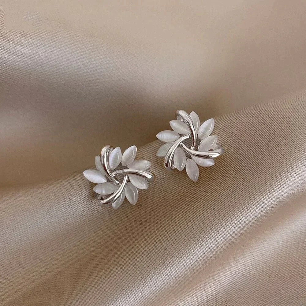 Boucles d'oreilles dorées élégantes avec motifs floraux opale exquis