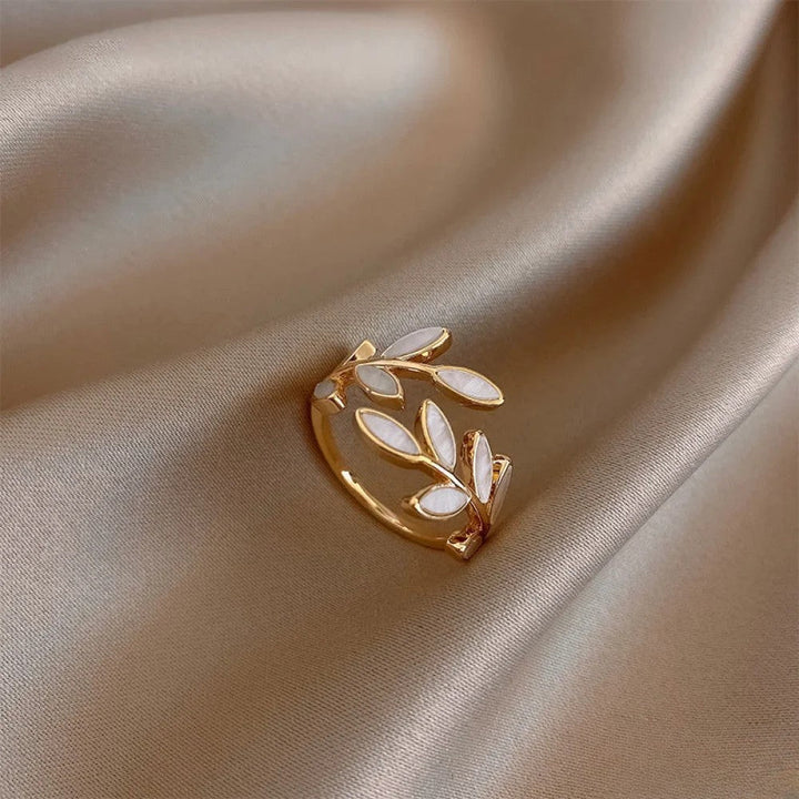 Bague ajustable en or avec feuille en opale blanche