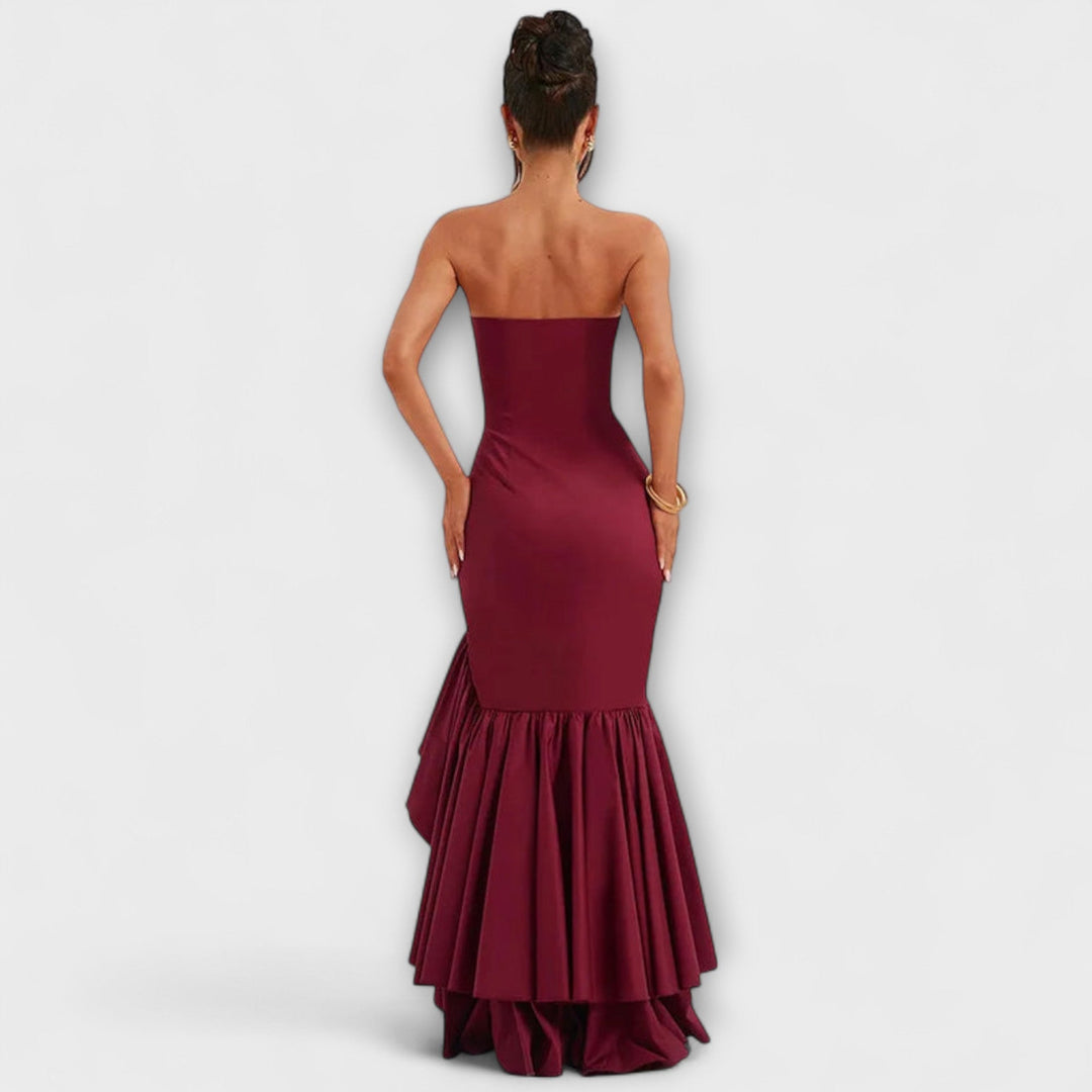 Zuri - Robe maxi ajustée à épaules dénudées avec ourlet asymétrique