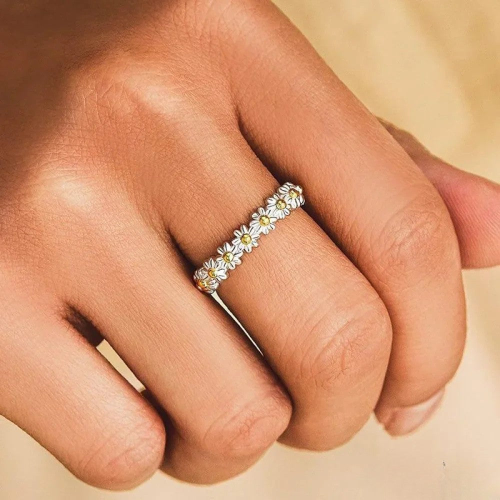 Bague en argent ajustable avec marguerite émaillée à la main