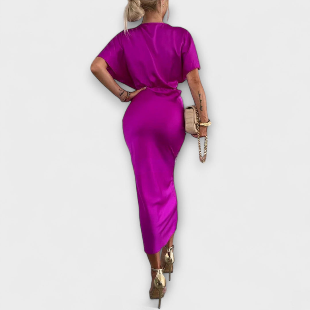 Sable - Robe maxi ajustée en satin uni à col en V avec nœud croisé