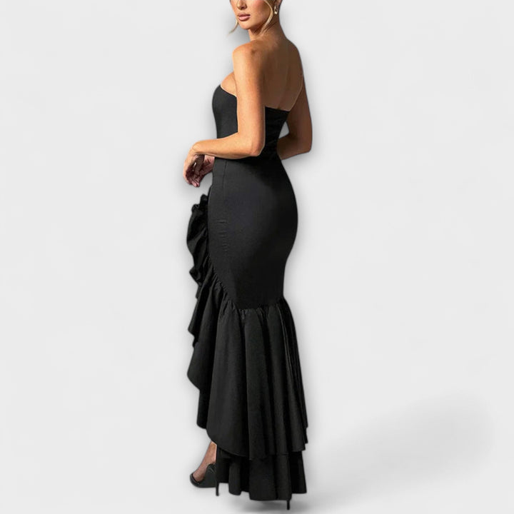 Zuri - Robe maxi ajustée à épaules dénudées avec ourlet asymétrique